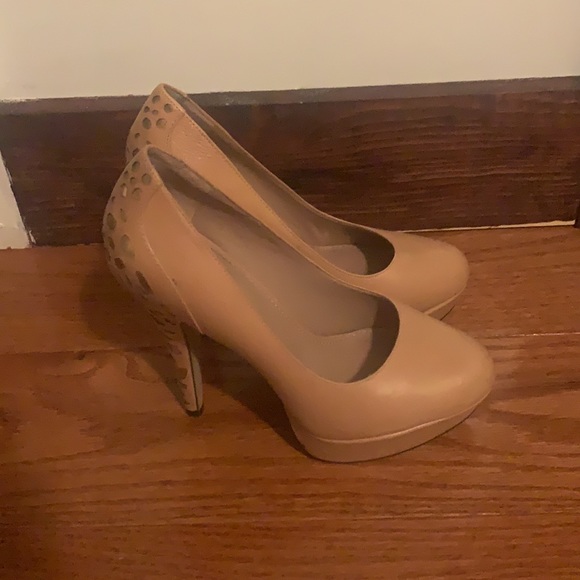 Vince Camuto beige heels - Picture 4 of 4